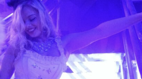 Danseressen met grote vernwaaiers en catering